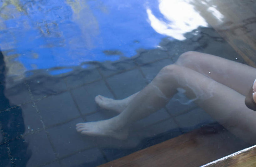 东方人,一个人,坐,横图,俯视,室内,白天,洗澡,温泉,植物,雾,窗户,落地窗,亚洲,仅一个年轻女性,仅一个女性,仅一个人,波纹,沸腾,服装,蒸汽,涟漪,水蒸气,雾气,注视,休闲装,黄种人,干净,裸露,玻璃窗,树,树木,衣服,绿色,倒影,水纹,自然,波浪,观察,看,清洁,享受,休闲,健康,温暖,休闲服,放松,保健,服饰,泉水,生长,温和,成长,观看,气体,察看,卫生,倒映,关注,裸,水晕,蒸发,泡汤,反照,地热,年轻女性,女人,女性,亚洲人,坐着,半身,彩图,高角度拍摄,沐浴