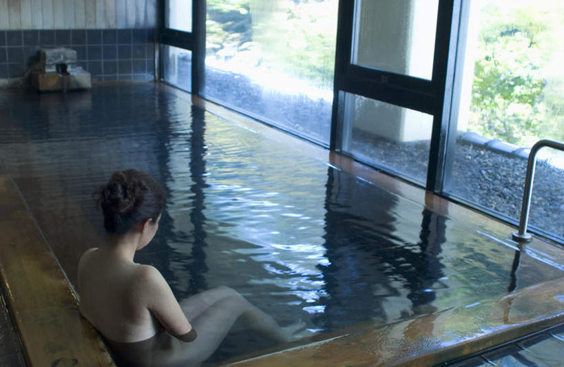 东方人,一个人,坐,横图,俯视,室内,白天,洗澡,温泉,植物,雾,窗户,落地窗,亚洲,仅一个年轻女性,仅一个女性,仅一个人,沸腾,服装,蒸汽,水蒸气,雾气,注视,休闲装,黄种人,干净,裸露,玻璃窗,树,树木,衣服,绿色,自然,观察,看,清洁,享受,休闲,健康,温暖,休闲服,放松,保健,服饰,泉水,生长,温和,成长,观看,气体,察看,卫生,关注,裸,蒸发,泡汤,地热,年轻女性,女人,女性,亚洲人,坐着,半身,彩图,高角度拍摄,沐浴