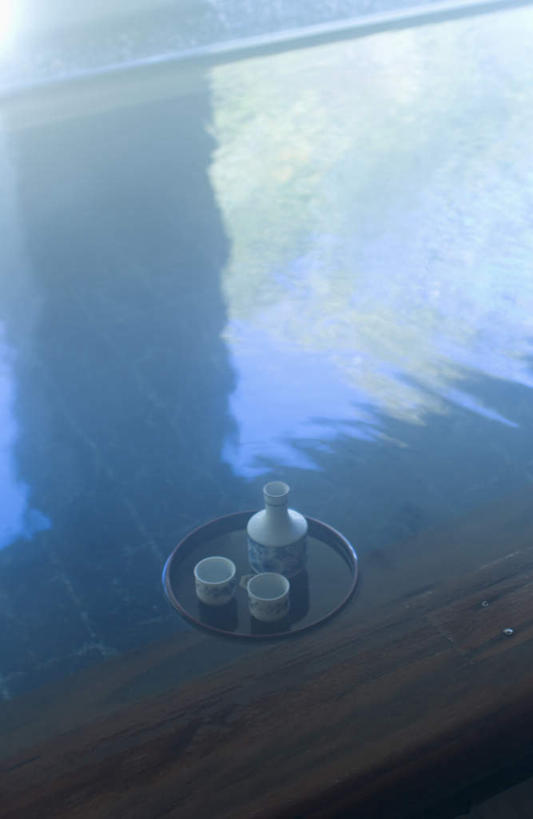 东方人,一个人,坐,竖图,俯视,室内,白天,洗澡,温泉,植物,雾,窗户,落地窗,亚洲,仅一个年轻女性,仅一个女性,仅一个人,波纹,沸腾,服装,蒸汽,涟漪,水蒸气,雾气,注视,休闲装,黄种人,干净,裸露,玻璃窗,树,树木,衣服,绿色,倒影,水纹,自然,波浪,观察,看,清洁,享受,休闲,健康,温暖,休闲服,放松,保健,服饰,泉水,生长,温和,成长,观看,气体,察看,卫生,倒映,关注,裸,水晕,蒸发,泡汤,反照,地热,年轻女性,女人,女性,亚洲人,坐着,半身,彩图,高角度拍摄,沐浴