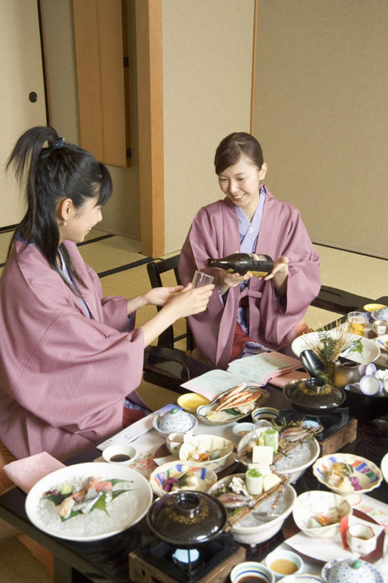 三文鱼,东方人,两个人,伙伴,朋友,坐,笑,微笑,露齿笑,竖图,俯视,室内,白天,烹饪,友谊,餐桌,筷子,桌子,鲑鱼,蔬菜,餐具,厨具,金属制品,亚洲,服装,新鲜,金属,锅子,陶瓷,汤,食品,陶瓷制品,拿,拿着,注视,休闲装,黄种人,文化,传统,锅,食物,衣服,容器,碗,观察,看,休闲,休闲服,服饰,有机食品,绿色食品,餐台,锅具,观看,储藏,礼节,大马哈鱼,察看,储存,关注,礼仪,烹饪用具,撒蒙鱼,萨门鱼,冰海之皇,鲑,马哈鱼,麻哈鱼,大麻哈鱼,友情,年轻女性,女人,女性,亚洲人,进餐用具,烹调用具,烹调,坐着,半身,彩图,高角度拍摄,贮存