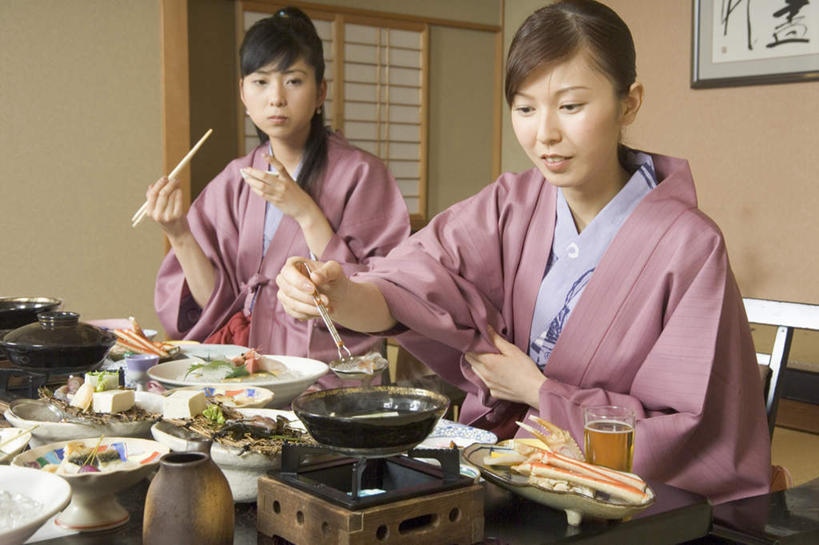 三文鱼,东方人,两个人,伙伴,朋友,坐,笑,微笑,露齿笑,横图,室内,白天,正面,烹饪,友谊,餐桌,筷子,桌子,鲑鱼,蔬菜,餐具,厨具,金属制品,亚洲,服装,新鲜,金属,锅子,陶瓷,汤,食品,陶瓷制品,拿,拿着,注视,休闲装,黄种人,文化,传统,锅,食物,衣服,容器,碗,观察,看,休闲,休闲服,服饰,有机食品,绿色食品,餐台,锅具,观看,储藏,礼节,大马哈鱼,察看,储存,关注,礼仪,烹饪用具,撒蒙鱼,萨门鱼,冰海之皇,鲑,马哈鱼,麻哈鱼,大麻哈鱼,友情,年轻女性,女人,女性,亚洲人,进餐用具,烹调用具,烹调,坐着,半身,彩图,贮存