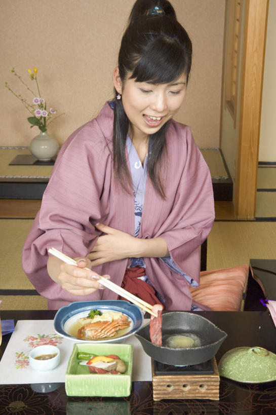 东方人,一个人,坐,笑,微笑,露齿笑,竖图,室内,白天,正面,烹饪,餐桌,筷子,桌子,蔬菜,餐具,厨具,金属制品,亚洲,仅一个年轻女性,仅一个女性,仅一个人,服装,新鲜,金属,锅子,陶瓷,汤,食品,陶瓷制品,拿,拿着,注视,休闲装,黄种人,文化,传统,锅,食物,衣服,容器,碗,观察,看,休闲,休闲服,服饰,有机食品,绿色食品,餐台,锅具,观看,储藏,礼节,察看,储存,关注,礼仪,烹饪用具,年轻女性,女人,女性,亚洲人,进餐用具,烹调用具,烹调,坐着,半身,彩图,贮存