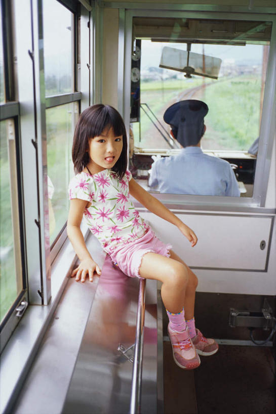 东方人,儿童,两个人,司机,坐,笑,微笑,竖图,室内,白天,侧面,纯洁,火车,亚洲,服装,注视,休闲装,黄种人,车,小孩,衣服,交通工具,观察,看,休闲,休闲服,可爱,童年,童趣,服饰,观看,察看,关注,载具,童真,烂漫,无邪,天真,男人,男性,女孩,女人,女性,中年男性,亚洲人,孩子,坐着,彩图,全身,女生