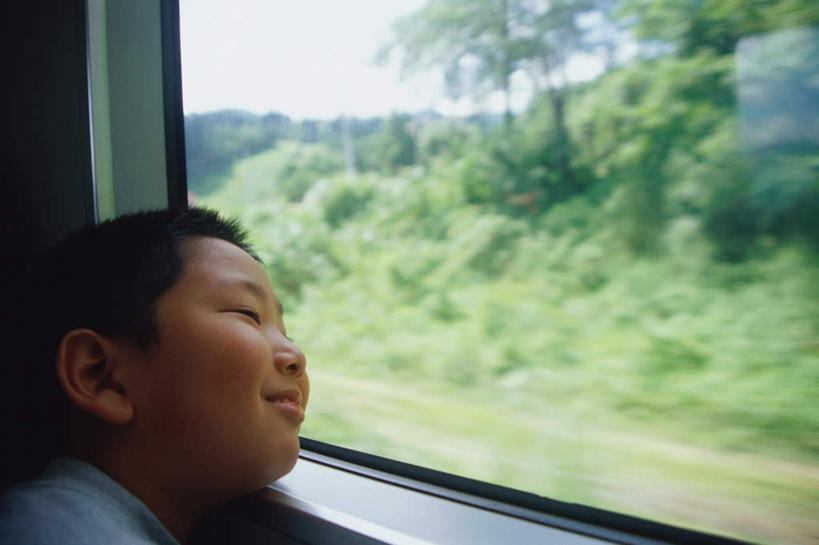 东方人,儿童,一个人,坐,笑,微笑,横图,室内,白天,正面,纯洁,窗户,火车,亚洲,仅一个男性,仅一个人,服装,注视,休闲装,黄种人,玻璃窗,车,小孩,衣服,交通工具,观察,看,仅一个小孩,休闲,休闲服,可爱,童年,童趣,服饰,观看,察看,关注,载具,童真,烂漫,无邪,天真,男孩,男人,男性,亚洲人,孩子,坐着,半身,彩图,男生