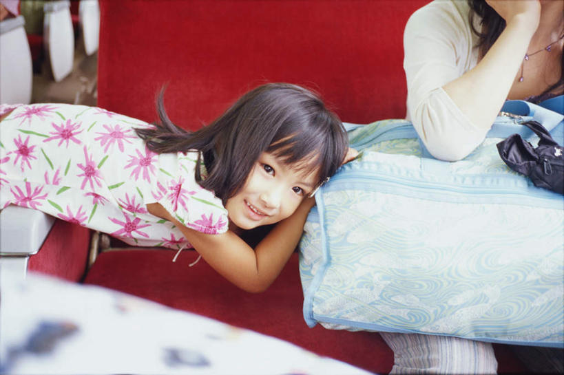 东方人,儿童,两个人,家庭,母亲,女儿,坐,横图,俯视,室内,白天,纯洁,火车,亚洲,服装,注视,休闲装,黄种人,座椅,车,小孩,衣服,红色,交通工具,观察,看,趴着,休闲,温暖,温馨,母女,一家人,休闲服,可爱,母爱,童年,童趣,服饰,观看,和睦,察看,关注,载具,童真,烂漫,无邪,天真,年轻女性,女孩,女人,女性,亚洲人,孩子,年轻人,趴,坐着,半身,彩图,高角度拍摄,融洽,女生