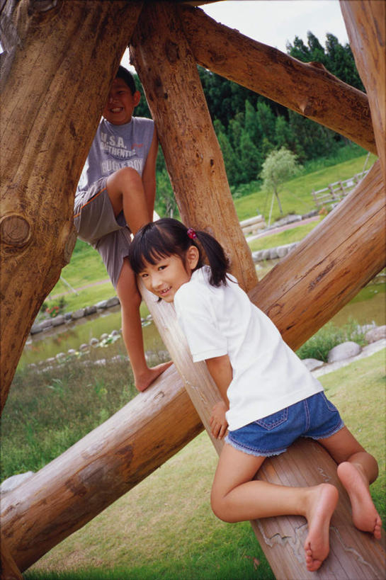 东方人,儿童,一个人,栏杆,笑,微笑,竖图,室外,白天,纯洁,草地,草坪,植物,亚洲,仅一个女性,仅一个人,服装,围栏,扭头,注视,休闲装,黄种人,护栏,草,小孩,背面,衣服,绿色,观察,看,趴着,转头,仅一个小孩,休闲,休闲服,可爱,童年,童趣,服饰,观看,察看,关注,童真,烂漫,无邪,天真,女孩,女人,女性,亚洲人,孩子,趴,彩图,全身,女生