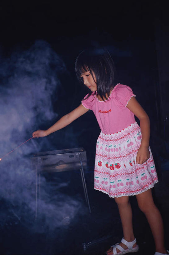 东方人,儿童,一个人,站,竖图,室外,夜晚,正面,烧烤,纯洁,亚洲,仅一个女性,仅一个人,服装,烤架,烤肉,注视,休闲装,黄种人,小孩,衣服,观察,看,站着,仅一个小孩,休闲,休闲服,烟,铁架,可爱,童年,童趣,服饰,观看,察看,关注,童真,烂漫,无邪,天真,女孩,女人,女性,亚洲人,孩子,半身,彩图,女生