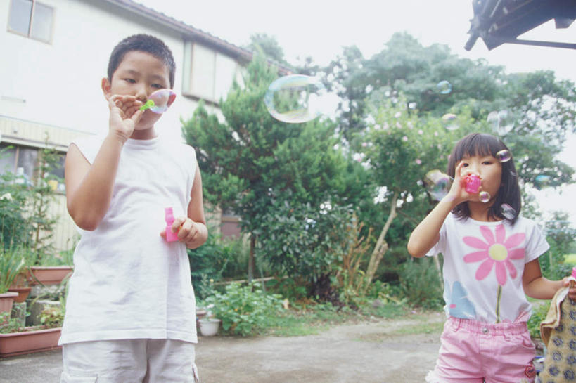 东方人,儿童,两个人,站,横图,室外,白天,正面,游戏,纯洁,玩具,亚洲,服装,拿,玩,拿着,注视,休闲装,黄种人,娱乐,小孩,衣服,吹,观察,看,站着,休闲,休闲服,可爱,童年,童趣,益智,服饰,观看,活动,察看,发泄,关注,消遣,智力,童真,烂漫,无邪,宣泄,泡泡棒,天真,男孩,男人,男性,女孩,女人,女性,亚洲人,孩子,玩耍,嬉戏,站立,半身,彩图,男生,女生