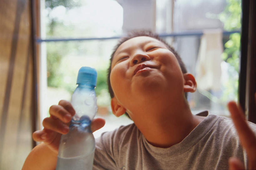 东方人,儿童,一个人,坐,闭眼,横图,室内,白天,正面,纯洁,窗户,亚洲,仅一个男性,仅一个人,服装,拿,拿着,注视,休闲装,黄种人,玻璃窗,小孩,衣服,瓶子,观察,看,仅一个小孩,休闲,休闲服,塑料瓶,可爱,童年,童趣,服饰,观看,察看,关注,童真,烂漫,无邪,天真,男孩,男人,男性,亚洲人,孩子,闭眼睛,闭着眼,闭着眼睛,抬头,仰头,坐着,半身,彩图,男生