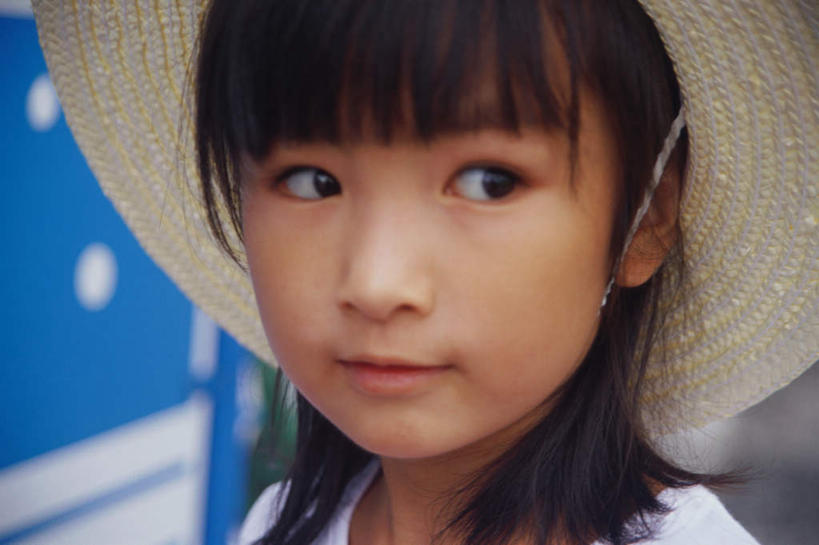 东方人,儿童,一个人,站,笑,微笑,横图,室外,特写,白天,正面,纯洁,帽子,亚洲,仅一个女性,仅一个人,戴,服装,草帽,注视,休闲装,黄种人,小孩,衣服,观察,看,站着,仅一个小孩,休闲,休闲服,可爱,童年,童趣,服饰,观看,戴着,察看,关注,童真,烂漫,无邪,天真,女孩,女人,女性,亚洲人,孩子,半身,彩图,女生