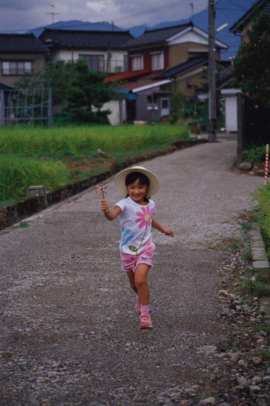 东方人,儿童,一个人,站,笑,微笑,露齿笑,竖图,室外,白天,正面,纯洁,草地,草坪,植物,道路,路,风车,帽子,亚洲,仅一个女性,仅一个人,戴,服装,草帽,小路,交通,拿,拿着,注视,休闲装,黄种人,草,小孩,衣服,绿色,观察,看,站着,仅一个小孩,休闲,休闲服,可爱,童年,童趣,服饰,观看,戴着,察看,关注,童真,烂漫,无邪,天真,女孩,女人,女性,亚洲人,孩子,彩图,全身,女生