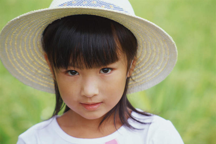 东方人,儿童,脸,头,脸颊,一个人,站,笑,微笑,横图,室外,特写,白天,正面,纯洁,草地,草坪,植物,帽子,亚洲,仅一个女性,仅一个人,戴,服装,朦胧,模糊,草帽,注视,休闲装,黄种人,肩膀,草,小孩,衣服,绿色,观察,看,站着,仅一个小孩,休闲,休闲服,可爱,童年,童趣,服饰,观看,戴着,察看,关注,童真,烂漫,无邪,天真,女孩,女人,女性,亚洲人,孩子,头部,脸部,脸蛋,面部,半身,彩图,女生