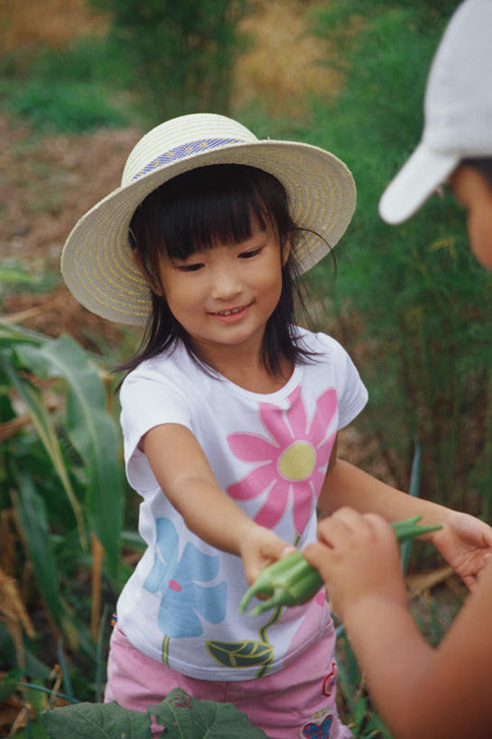 东方人,儿童,两个人,站,竖图,俯视,室外,白天,纯洁,帽子,叶子,亚洲,戴,服装,草帽,绿叶,拿,拿着,注视,休闲装,黄种人,小孩,衣服,遮阳帽,观察,看,站着,休闲,休闲服,嫩叶,可爱,童年,童趣,服饰,观看,戴着,察看,关注,童真,烂漫,无邪,天真,男孩,男人,男性,女孩,女人,女性,亚洲人,孩子,叶,叶片,半身,彩图,高角度拍摄,男生,女生