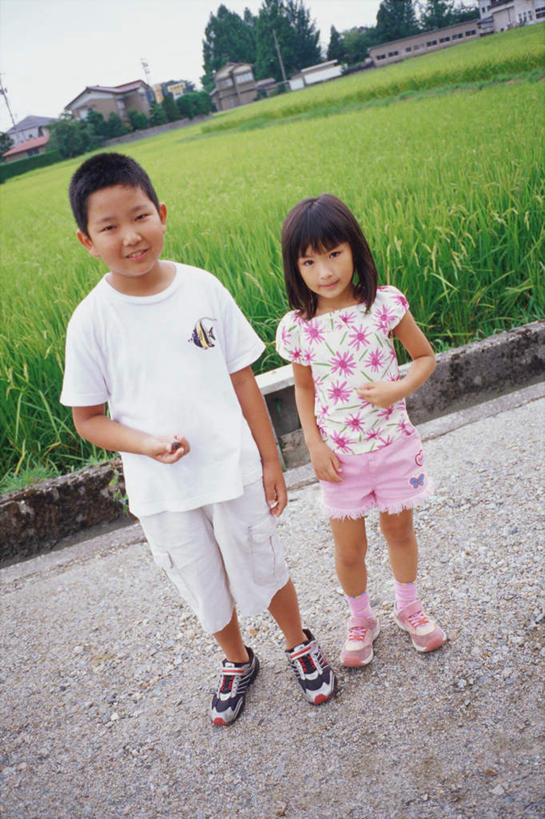东方人,儿童,两个人,站,笑,微笑,竖图,室外,白天,正面,纯洁,草地,草坪,植物,亚洲,服装,注视,休闲装,黄种人,草,小孩,衣服,绿色,观察,看,站着,休闲,休闲服,可爱,童年,童趣,服饰,观看,察看,关注,童真,烂漫,无邪,天真,男孩,男人,男性,女孩,女人,女性,亚洲人,孩子,彩图,全身,男生,女生