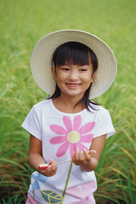 东方人,儿童,一个人,站,笑,微笑,露齿笑,竖图,俯视,室外,白天,纯洁,草地,草坪,植物,帽子,亚洲,仅一个女性,仅一个人,戴,服装,草帽,注视,休闲装,黄种人,草,小孩,衣服,绿色,观察,看,站着,仅一个小孩,休闲,休闲服,可爱,童年,童趣,服饰,观看,戴着,察看,关注,童真,烂漫,无邪,天真,女孩,女人,女性,亚洲人,孩子,半身,彩图,高角度拍摄,女生