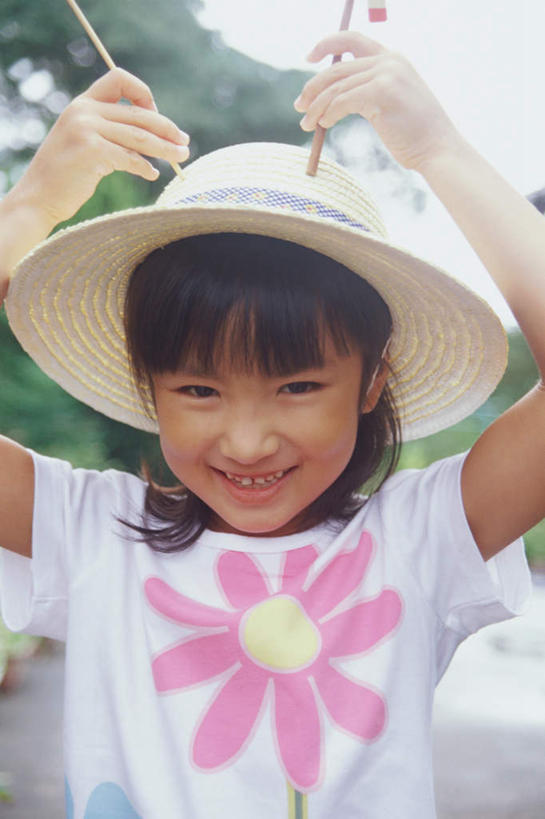 东方人,儿童,一个人,站,举,笑,微笑,露齿笑,竖图,室外,白天,正面,纯洁,植物,帽子,亚洲,仅一个女性,仅一个人,戴,服装,草帽,拿,拿着,注视,休闲装,黄种人,树,树木,树枝,小孩,衣服,绿色,自然,观察,看,托,站着,仅一个小孩,休闲,休闲服,可爱,童年,童趣,服饰,生长,成长,观看,戴着,察看,关注,童真,烂漫,无邪,天真,女孩,女人,女性,亚洲人,孩子,举起,举手,举着,向上举,向上伸,向上托,半身,彩图,女生