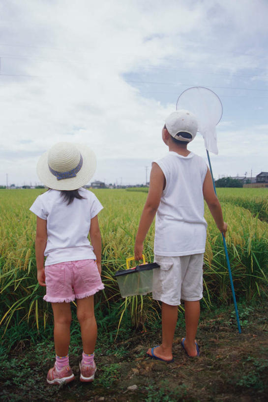 东方人,儿童,两个人,站,竖图,室外,白天,纯洁,草地,草坪,植物,帽子,亚洲,戴,服装,草帽,云,云朵,捕虫网,拿,云彩,拿着,注视,休闲装,黄种人,盒子,草,小孩,背面,衣服,蓝色,绿色,白云,蓝天,天空,天,观察,看,站着,休闲,休闲服,可爱,童年,童趣,服饰,观看,扫网,戴着,察看,关注,童真,烂漫,无邪,扑网,天真,男孩,男人,男性,女孩,女人,女性,亚洲人,孩子,站立,彩图,全身,男生,女生