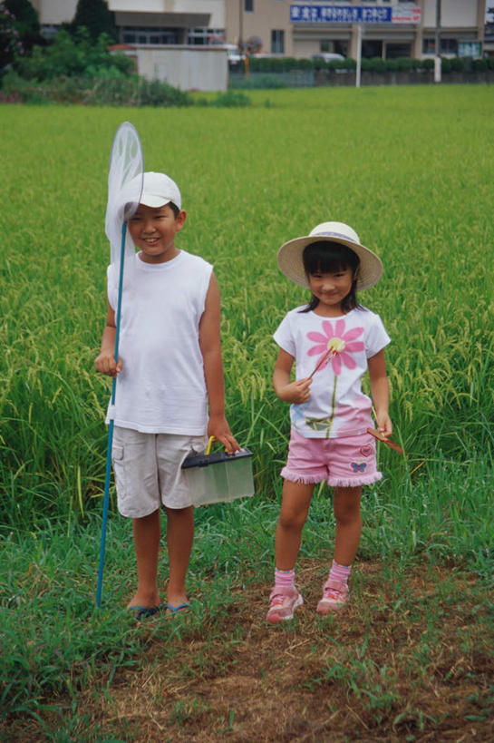 东方人,儿童,两个人,站,竖图,室外,白天,正面,纯洁,草地,草坪,植物,帽子,亚洲,戴,服装,草帽,云,云朵,捕虫网,拿,云彩,拿着,注视,休闲装,黄种人,盒子,草,小孩,衣服,蓝色,绿色,白云,蓝天,天空,天,观察,看,站着,休闲,休闲服,可爱,童年,童趣,服饰,观看,扫网,戴着,察看,关注,童真,烂漫,无邪,扑网,天真,男孩,男人,男性,女孩,女人,女性,亚洲人,孩子,站立,彩图,全身,男生,女生
