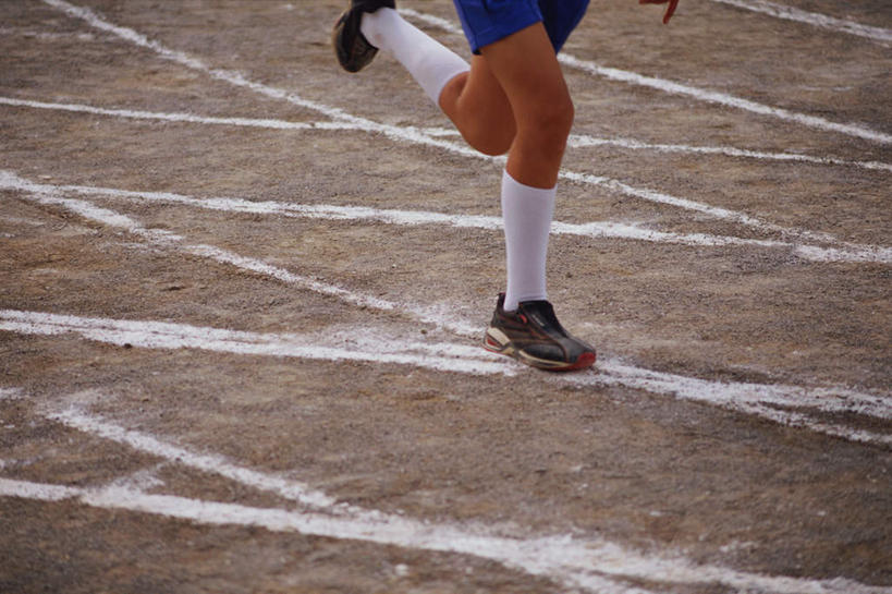 东方人,儿童,一个人,体育馆,运动场,跑,横图,俯视,室外,白天,锻炼,纯洁,运动,亚洲,仅一个男性,仅一个人,服装,注视,休闲装,黄种人,体育场,小孩,衣服,观察,看,仅一个小孩,休闲,休闲服,可爱,童年,童趣,服饰,观看,察看,关注,童真,烂漫,无邪,运动馆,体育,天真,男孩,男人,男性,亚洲人,孩子,跑步,半身,彩图,高角度拍摄,健身,男生