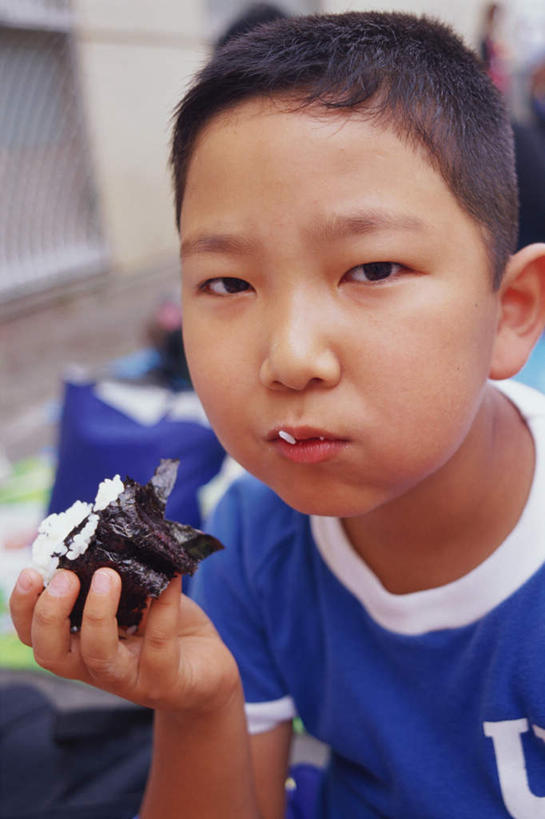 米饭,寿司,东方人,儿童,一个人,站,竖图,室外,白天,正面,烹饪,纯洁,亚洲,仅一个男性,仅一个人,服装,日本料理,料理,食品,饭,拿,拿着,注视,休闲装,黄种人,菜肴,美食,食物,小孩,衣服,日式料理,观察,看,站着,仅一个小孩,休闲,日式,休闲服,可爱,童年,童趣,服饰,佳肴,观看,五谷,察看,关注,醋饭,童真,烂漫,无邪,四喜饭,天真,男孩,男人,男性,亚洲人,孩子,站立,半身,彩图,男生