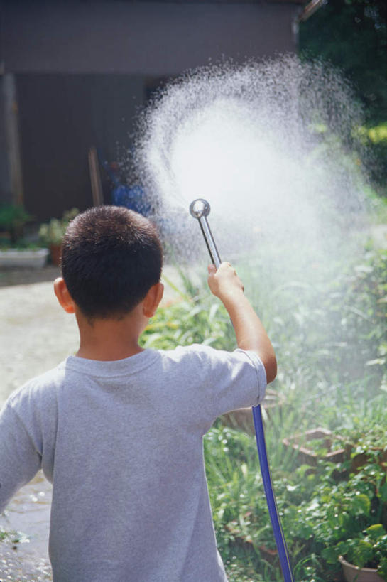 东方人,儿童,一个人,站,竖图,室外,白天,纯洁,叶子,亚洲,仅一个男性,仅一个人,飞溅,服装,溅,水龙头,液体,庭院,绿叶,拿,拿着,注视,休闲装,黄种人,开关,小孩,背面,衣服,打开,观察,看,站着,仅一个小孩,休闲,休闲服,嫩叶,可爱,童年,童趣,服饰,观看,阀门,察看,开启,关注,喷洒,童真,烂漫,无邪,水咀,天真,男孩,男人,男性,亚洲人,孩子,叶,叶片,站立,半身,彩图,男生