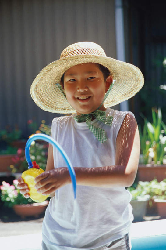 东方人,儿童,一个人,站,笑,微笑,露齿笑,竖图,室外,白天,正面,纯洁,帽子,叶子,亚洲,仅一个男性,仅一个人,戴,服装,草帽,绿叶,拿,拿着,注视,休闲装,黄种人,小孩,衣服,观察,看,站着,仅一个小孩,休闲,休闲服,嫩叶,可爱,童年,童趣,服饰,观看,戴着,察看,关注,童真,烂漫,无邪,气泵,天真,男孩,男人,男性,亚洲人,孩子,叶,叶片,站立,半身,彩图,男生