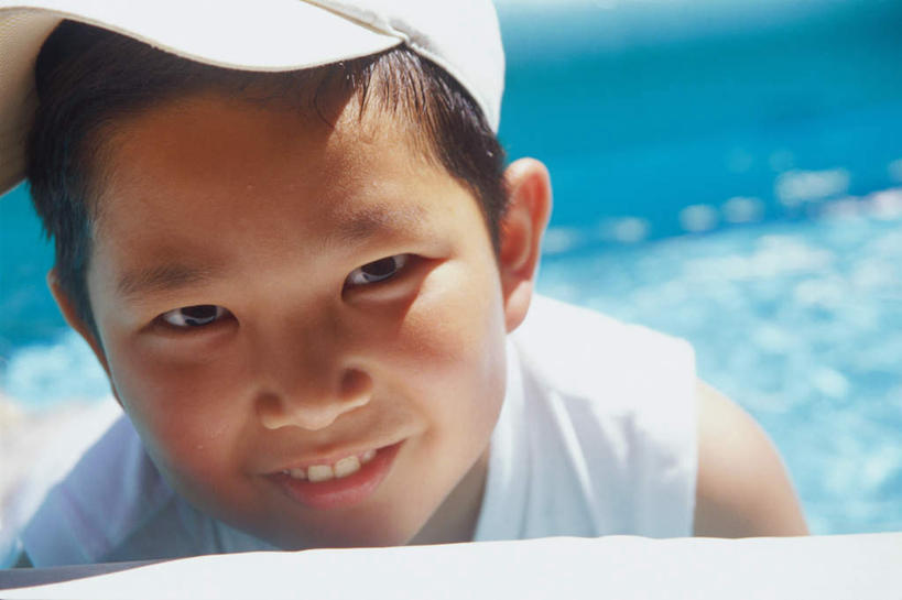 东方人,儿童,脸,头,脸颊,一个人,体育馆,游泳池,站,笑,微笑,露齿笑,横图,室外,特写,白天,正面,纯洁,水,帽子,亚洲,仅一个男性,仅一个人,戴,服装,水池,水面,注视,休闲装,黄种人,运动帽,泳池,小孩,衣服,观察,看,站着,仅一个小孩,休闲,休闲服,鸭舌帽,可爱,童年,童趣,服饰,观看,戴着,察看,游泳馆,关注,童真,烂漫,无邪,天真,男孩,男人,男性,亚洲人,孩子,头部,脸部,脸蛋,面部,半身,彩图,男生