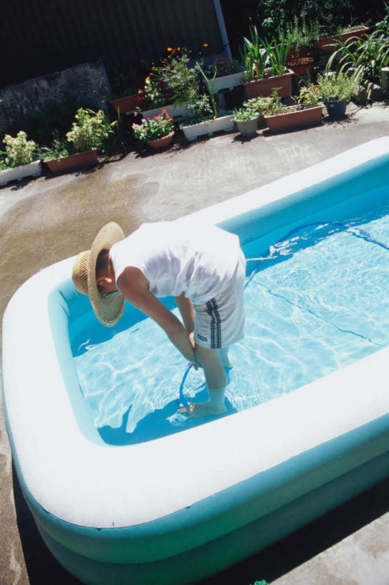 东方人,儿童,一个人,游泳池,站,竖图,俯视,室外,白天,纯洁,水,帽子,亚洲,仅一个男性,仅一个人,戴,弯腰,服装,草帽,水池,水面,拿,拿着,注视,休闲装,黄种人,泳池,小孩,衣服,观察,看,站着,仅一个小孩,休闲,休闲服,可爱,童年,童趣,服饰,观看,戴着,察看,游泳馆,关注,童真,烂漫,无邪,气泵,天真,男孩,男人,男性,亚洲人,孩子,站立,彩图,高角度拍摄,全身,男生