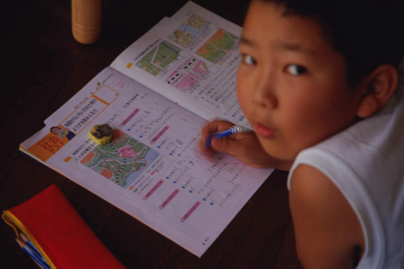 东方人,儿童,一个人,横图,俯视,室内,白天,纯洁,书籍,亚洲,仅一个男性,仅一个人,服装,笔,拿,拿着,扭头,注视,休闲装,黄种人,小孩,衣服,观察,看,趴着,转头,仅一个小孩,休闲,休闲服,可爱,童年,童趣,服饰,观看,察看,关注,童真,烂漫,无邪,天真,男孩,男人,男性,亚洲人,孩子,书,图书,趴,半身,彩图,高角度拍摄,男生