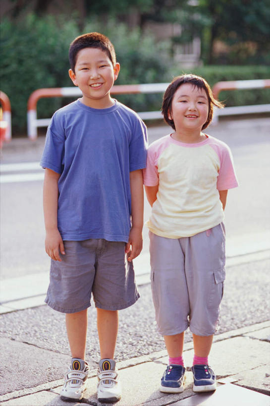 东方人,儿童,两个人,伙伴,朋友,栏杆,站,笑,微笑,露齿笑,竖图,室外,白天,正面,友谊,纯洁,植物,道路,路,公路,亚洲,服装,围栏,交通,注视,休闲装,黄种人,护栏,树,树木,小孩,衣服,绿色,自然,观察,看,站着,休闲,休闲服,可爱,童年,童趣,服饰,生长,成长,观看,察看,关注,童真,烂漫,无邪,天真,友情,男孩,男人,男性,女孩,女人,女性,亚洲人,孩子,马路,站立,彩图,全身,男生,女生