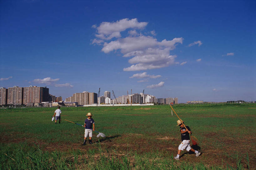 东方人,儿童,三个人,伙伴,朋友,高楼大厦,横图,室外,白天,正面,友谊,纯洁,草地,草坪,植物,大厦,建筑,摩天大楼,亚洲,奔驰,服装,云,云朵,捕虫网,拿,云彩,拿着,注视,休闲装,黄种人,草,小孩,衣服,蓝色,绿色,白云,蓝天,天空,天,奔跑,观察,看,休闲,休闲服,可爱,童年,童趣,服饰,观看,扫网,察看,关注,童真,烂漫,无邪,扑网,天真,友情,男孩,男人,男性,亚洲人,半身,彩图,大楼,高层建筑,高楼,摩天楼,男生