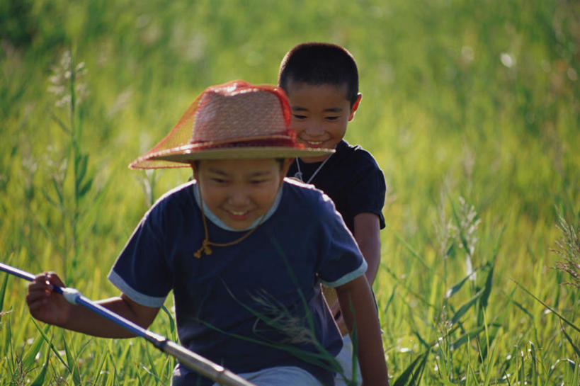 东方人,儿童,两个人,伙伴,朋友,站,笑,微笑,露齿笑,横图,室外,白天,正面,友谊,纯洁,草地,草坪,植物,帽子,亚洲,戴,服装,草帽,注视,休闲装,黄种人,草,小孩,衣服,绿色,观察,看,站着,休闲,休闲服,可爱,童年,童趣,服饰,观看,戴着,察看,关注,童真,烂漫,无邪,天真,友情,男孩,男人,男性,亚洲人,站立,半身,彩图,男生