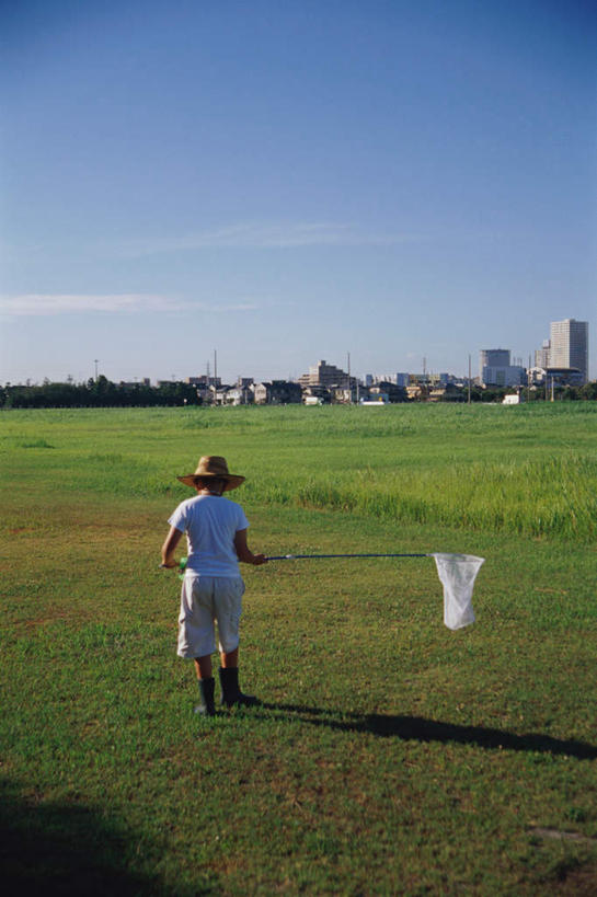 东方人,儿童,一个人,站,竖图,室外,白天,纯洁,草地,草坪,植物,帽子,亚洲,仅一个男性,仅一个人,戴,服装,草帽,捕虫网,拿,拿着,注视,休闲装,黄种人,草,小孩,背面,衣服,蓝色,绿色,蓝天,天空,天,观察,看,站着,仅一个小孩,休闲,休闲服,可爱,童年,童趣,服饰,观看,扫网,水网,戴着,察看,关注,童真,烂漫,无邪,扑网,天真,男孩,男人,男性,亚洲人,孩子,站立,彩图,全身,男生