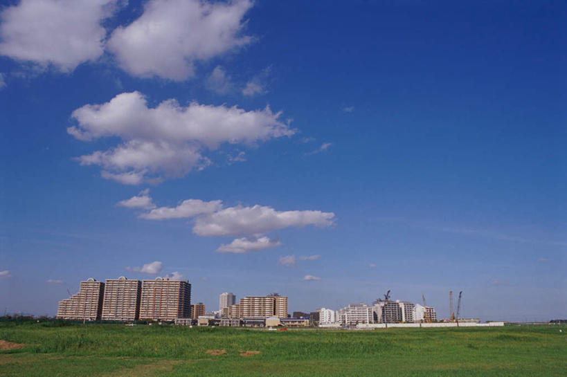 高楼大厦,横图,室外,白天,正面,度假,草地,草坪,美景,植物,城市风光,城市,大厦,建筑,摩天大楼,日本,亚洲,景观,云,云朵,云彩,娱乐,草,蓝色,绿色,白云,蓝天,天空,天,享受,休闲,景色,放松,晴朗,东亚,日本国,晴空,彩图,大楼,高层建筑,高楼,摩天楼