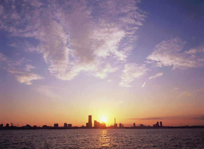 无人,高楼大厦,横图,室外,白天,正面,度假,河流,美景,日落,水,太阳,城市风光,城市,大厦,建筑,摩天大楼,神奈川,日本,亚洲,一排,许多,阴影,波纹,整齐,光线,影子,墙,河水,景观,水流,晚霞,霞光,云,云朵,落日,涟漪,横滨,横滨市,神奈川县,很多,背光,云彩,娱乐,墙壁,墙面,排列,黄色,白云,倒影,水纹,阳光,黄昏,楼宇,波浪,享受,休闲,景色,彩霞,放松,倒映,队列,逆光,东亚,本州,首府,关东地方,本州岛,日本国,水晕,夕照,反照,夕阳,彩图,大楼,高层建筑,高楼,摩天楼,斜阳