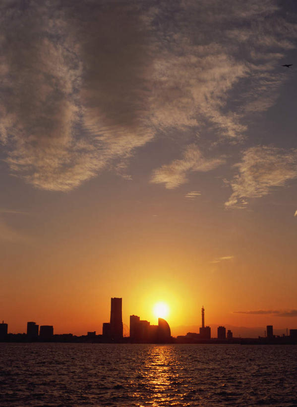 无人,高楼大厦,竖图,室外,白天,正面,度假,河流,美景,日落,水,太阳,城市风光,城市,大厦,建筑,摩天大楼,神奈川,日本,亚洲,一排,许多,阴影,波纹,整齐,光线,影子,墙,河水,景观,水流,晚霞,霞光,云,云朵,落日,涟漪,横滨,横滨市,神奈川县,很多,背光,云彩,娱乐,墙壁,墙面,排列,黄色,白云,倒影,水纹,阳光,黄昏,楼宇,波浪,享受,休闲,景色,彩霞,放松,倒映,队列,逆光,东亚,本州,首府,关东地方,本州岛,日本国,水晕,夕照,反照,夕阳,彩图,大楼,高层建筑,高楼,摩天楼,斜阳