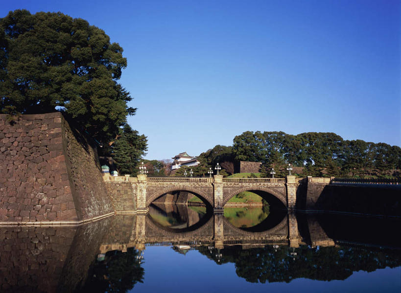 无人,宫殿,横图,室外,白天,正面,旅游,度假,河流,石头,水,植物,标志建筑,地标,建筑,东京,日本,亚洲,阴影,波纹,光线,石子,影子,墙,河水,水流,桥,涟漪,娱乐,建设,石桥,拱桥,墙壁,墙面,栈桥,树,树木,蓝色,绿色,倒影,蓝天,水纹,天空,阳光,自然,波浪,天,享受,休闲,旅游胜地,放松,拱形,生长,晴朗,成长,人行桥,石拱桥,倒映,东亚,本州,万里无云,关东地方,本州岛,日本国,东京都,水晕,反照,石块,晴空,晴空万里,彩图