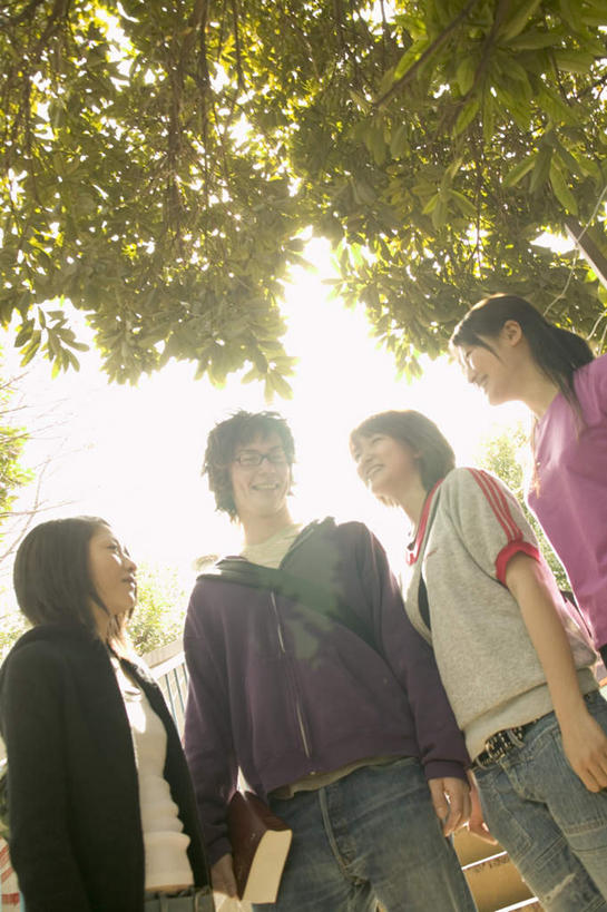 东方人,四个人,夫妻,伙伴,朋友,站,笑,微笑,露齿笑,竖图,室外,白天,仰视,爱情,友谊,植物,楼梯,亚洲,阴影,服装,光线,影子,阶梯,背光,浪漫,注视,休闲装,黄种人,台阶,树,树木,衣服,蓝色,绿色,蓝天,天空,阳光,自然,天,观察,看,站着,休闲,休闲服,恩爱,恋人,服饰,生长,晴朗,成长,观看,察看,关注,逆光,万里无云,友情,男人,男性,年轻男性,年轻女性,女人,女性,亚洲人,情侣,晴空,晴空万里,站立,半身,彩图,低角度拍摄,眩光,伴侣