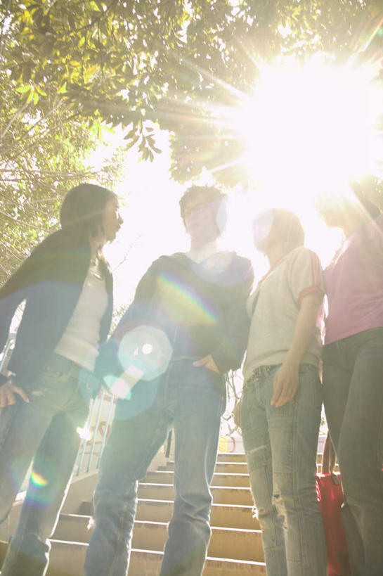 东方人,四个人,夫妻,伙伴,朋友,站,笑,微笑,露齿笑,竖图,室外,白天,仰视,爱情,友谊,植物,楼梯,亚洲,阴影,服装,光线,影子,阶梯,背光,浪漫,注视,休闲装,黄种人,台阶,树,树木,衣服,蓝色,绿色,蓝天,天空,阳光,自然,天,观察,看,站着,休闲,休闲服,恩爱,恋人,服饰,生长,晴朗,成长,观看,察看,关注,逆光,万里无云,友情,男人,男性,年轻男性,年轻女性,女人,女性,亚洲人,情侣,晴空,晴空万里,站立,半身,彩图,低角度拍摄,眩光,伴侣