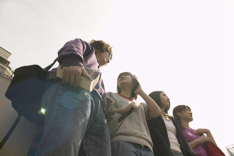 东方人,四个人,夫妻,伙伴,朋友,站,笑,微笑,露齿笑,横图,室外,白天,仰视,爱情,友谊,书籍,亚洲,服装,浪漫,拿,拿着,注视,休闲装,黄种人,相视,衣服,观察,看,站着,休闲,面对面,休闲服,恩爱,恋人,服饰,观看,对视,察看,关注,相对,相看,友情,男人,男性,年轻男性,年轻女性,女人,女性,亚洲人,情侣,书,图书,站立,半身,彩图,低角度拍摄,伴侣