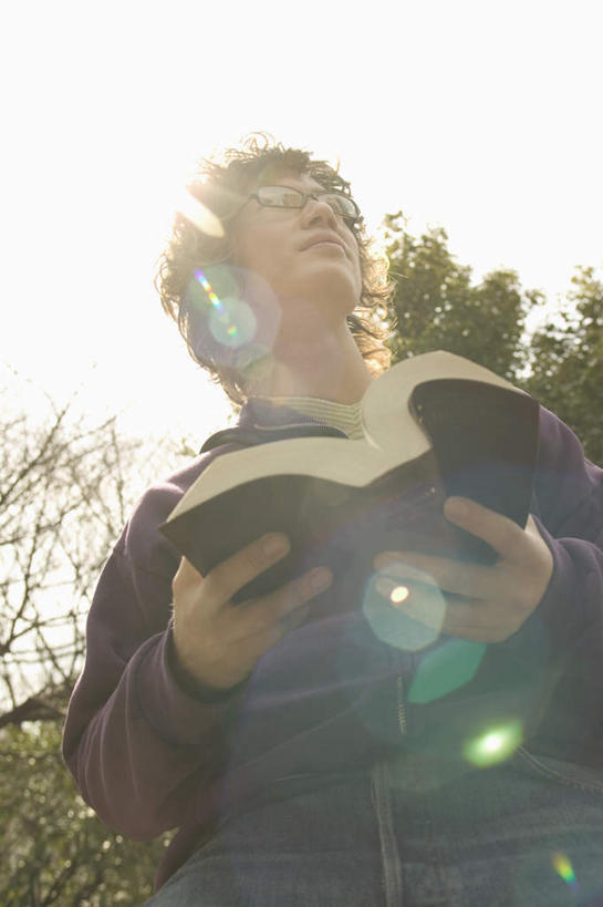 东方人,一个人,站,竖图,室外,白天,仰视,植物,书籍,亚洲,仅一个男性,仅一个人,戴,阴影,服装,光线,眼镜,影子,背光,拿,拿着,注视,休闲装,黄种人,树,树木,仅一个年轻男性,衣服,蓝色,绿色,蓝天,天空,阳光,自然,天,观察,看,站着,休闲,休闲服,服饰,生长,晴朗,成长,观看,戴着,察看,关注,逆光,近视眼镜,万里无云,男人,男性,年轻男性,亚洲人,书,图书,晴空,晴空万里,站立,半身,彩图,低角度拍摄