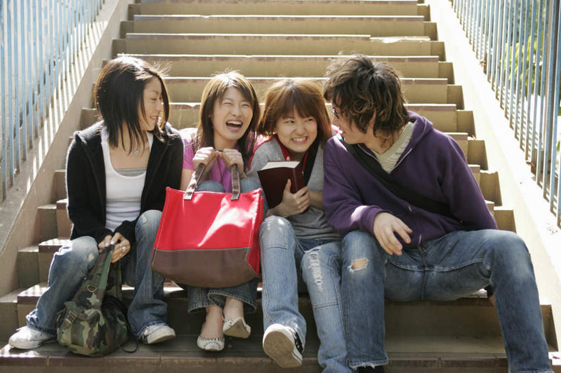 东方人,四个人,伙伴,朋友,栏杆,坐,笑,微笑,露齿笑,横图,室外,白天,正面,爱情,购物,友谊,消费,植物,楼梯,袋子,书籍,亚洲,服装,包装袋,扶手,手提袋,阶梯,购物袋,浪漫,拿,拿着,注视,休闲装,黄种人,护栏,台阶,树,树木,衣服,绿色,自然,观察,看,休闲,休闲服,恩爱,金融,恋人,服饰,生长,成长,观看,察看,购买,关注,贸易,友情,男人,男性,年轻男性,年轻女性,女人,女性,亚洲人,情侣,书,图书,坐着,半身,彩图,伴侣