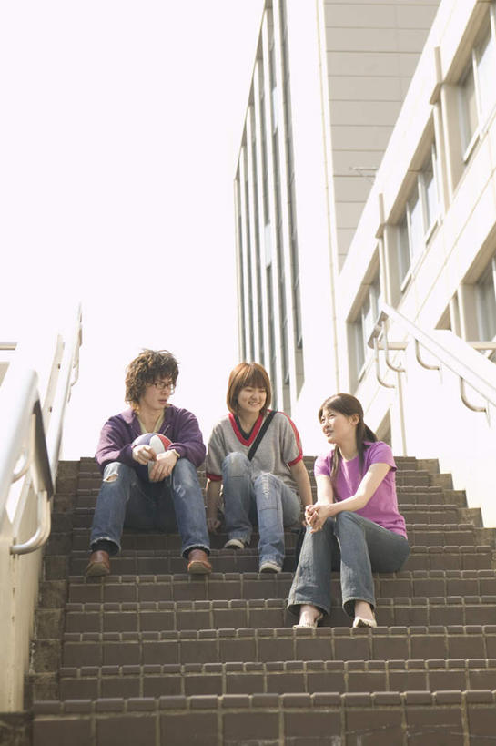 东方人,三个人,伙伴,朋友,栏杆,坐,说,竖图,室外,白天,仰视,爱情,友谊,足球,楼梯,亚洲,戴,服装,扶手,眼镜,阶梯,浪漫,拿,拿着,注视,休闲装,黄种人,护栏,台阶,衣服,观察,看,休闲,休闲服,恩爱,恋人,服饰,观看,戴着,察看,关注,近视眼镜,交流,友情,男人,男性,年轻男性,年轻女性,女人,女性,亚洲人,情侣,沟通,讲话,交谈,说话,谈话,坐着,彩图,低角度拍摄,全身,伴侣
