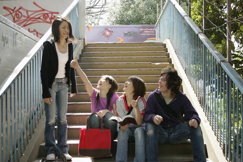 东方人,四个人,伙伴,朋友,栏杆,站,坐,横图,室外,白天,正面,抽象,爱情,绘画,友谊,智慧,森林,树林,植物,楼梯,亚洲,突出,服装,艺术,彩绘,扶手,图案,阶梯,艺术品,古典,浪漫,注视,休闲装,黄种人,文化,称赞,表扬,护栏,台阶,树,树木,衣服,绿色,自然,工艺品,观察,看,品味,手势,站着,休闲,概念,休闲服,恩爱,竖,恋人,服饰,生长,成长,观看,翘,高,美术,察看,高雅,夸奖,优秀,关注,好,妙,顺利,出色,超群,杰出,卓越,奇妙,美学,图文,聪明,友情,男人,男性,年轻男性,年轻女性,女人,女性,亚洲人,大拇指,情侣,坐着,半身,彩图,涂鸦,伴侣