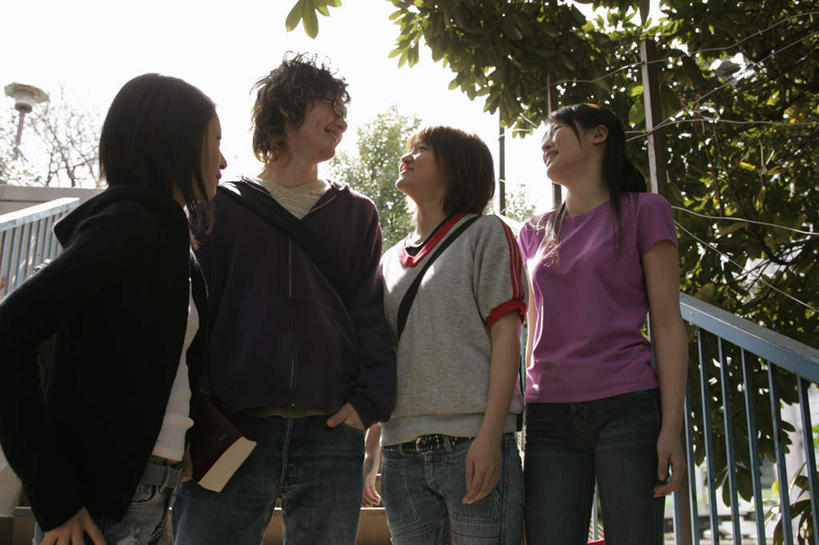 东方人,四个人,夫妻,伙伴,朋友,栏杆,站,笑,微笑,露齿笑,横图,室外,白天,仰视,爱情,友谊,植物,书籍,亚洲,服装,围栏,浪漫,拿,拿着,注视,休闲装,黄种人,护栏,树,树木,衣服,绿色,自然,观察,看,站着,休闲,休闲服,恩爱,恋人,服饰,生长,成长,观看,察看,关注,友情,男人,男性,年轻男性,年轻女性,女人,女性,亚洲人,情侣,书,图书,站立,半身,彩图,低角度拍摄,伴侣