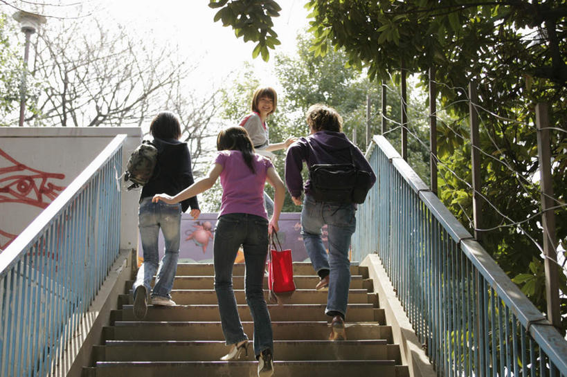 东方人,三个人,伙伴,朋友,栏杆,站,走,横图,室外,白天,仰视,爱情,购物,友谊,消费,植物,袋子,亚洲,服装,包装袋,手提袋,云,云朵,围栏,购物袋,浪漫,拿,云彩,拿着,注视,休闲装,黄种人,护栏,树,树木,衣服,绿色,白云,天空,自然,天,观察,看,站着,休闲,休闲服,恩爱,金融,恋人,服饰,生长,成长,观看,察看,购买,关注,贸易,友情,男人,男性,年轻男性,年轻女性,女人,女性,亚洲人,情侣,步行,散步,站立,走路,彩图,低角度拍摄,全身,伴侣