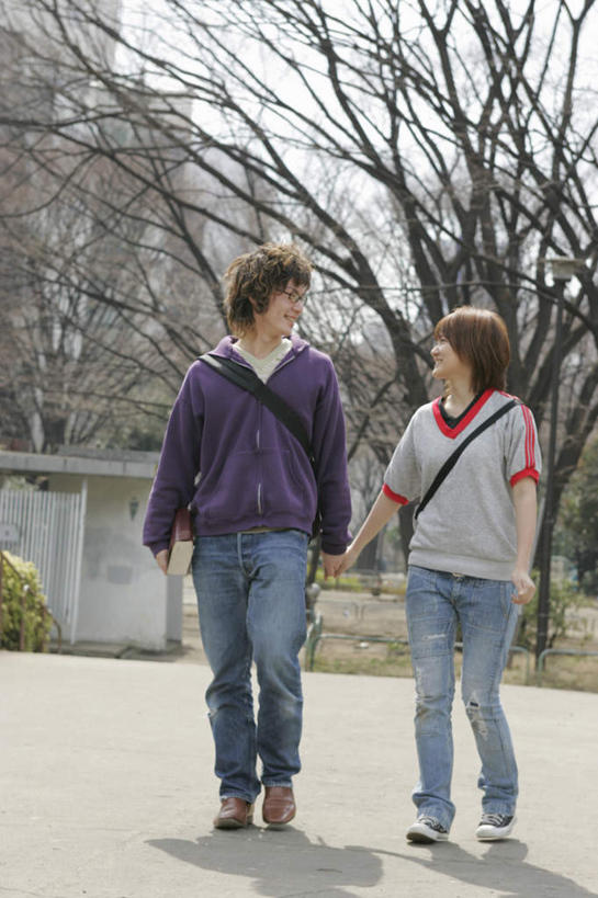 东方人,两个人,夫妻,伙伴,朋友,站,握手,笑,微笑,露齿笑,竖图,室外,白天,正面,爱情,友谊,植物,道路,路,公路,亚洲,服装,交通,浪漫,注视,休闲装,黄种人,相视,树,树木,衣服,绿色,自然,观察,看,站着,休闲,面对面,休闲服,恩爱,恋人,服饰,生长,成长,观看,对视,察看,关注,相对,相看,友情,男人,男性,年轻男性,年轻女性,女人,女性,亚洲人,情侣,马路,搀手,拉手,手拉手,手握手,站立,彩图,全身,伴侣