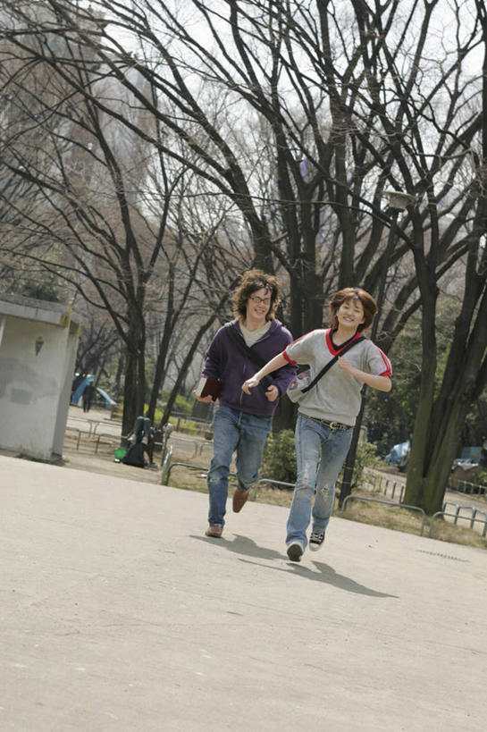 东方人,两个人,站,竖图,室外,白天,正面,爱情,植物,道路,路,公路,亚洲,阴影,服装,反射,影子,交通,浪漫,注视,休闲装,黄种人,树,树木,衣服,绿色,自然,观察,看,站着,休闲,休闲服,恩爱,恋人,服饰,生长,成长,观看,察看,关注,男人,男性,年轻男性,年轻女性,女人,女性,亚洲人,情侣,马路,站立,彩图,全身,伴侣