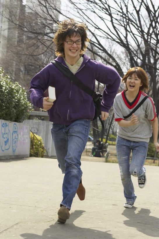 东方人,两个人,站,跑,竖图,室外,白天,正面,爱情,植物,道路,路,公路,亚洲,戴,阴影,服装,反射,眼镜,影子,交通,浪漫,注视,休闲装,黄种人,树,树木,衣服,绿色,自然,观察,看,站着,休闲,休闲服,恩爱,恋人,服饰,生长,成长,观看,戴着,察看,关注,近视眼镜,男人,男性,年轻男性,年轻女性,女人,女性,亚洲人,情侣,马路,跑步,站立,彩图,全身,伴侣