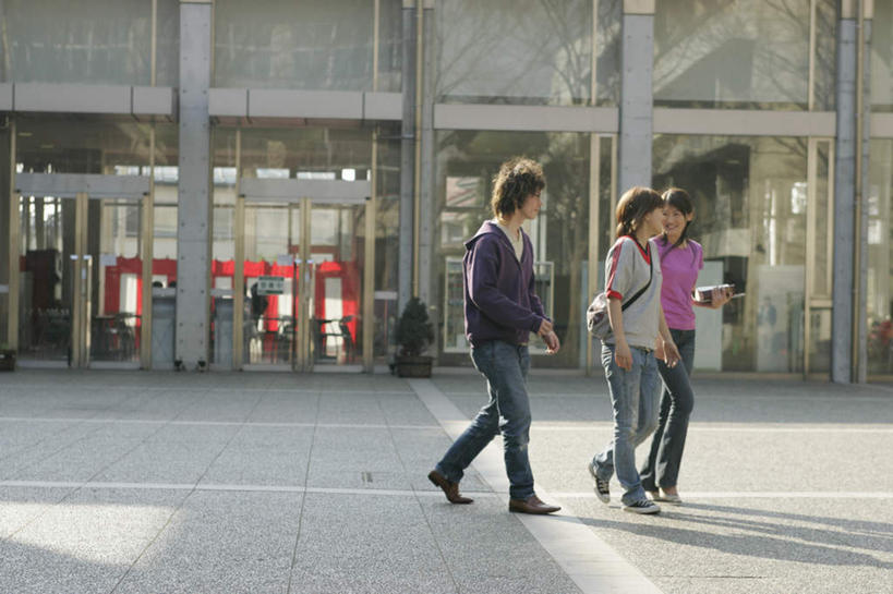 东方人,三个人,伙伴,朋友,走,笑,微笑,露齿笑,横图,室外,白天,侧面,爱情,友谊,道路,公路,书籍,亚洲,阴影,服装,反射,影子,交通,浪漫,拿,拿着,注视,休闲装,黄种人,衣服,观察,看,休闲,休闲服,恩爱,恋人,服饰,观看,察看,关注,友情,男人,男性,年轻男性,年轻女性,女人,女性,亚洲人,情侣,书,图书,马路,步行,散步,走路,彩图,全身,伴侣